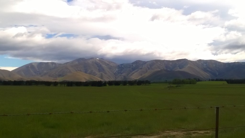 sas_sloan's tweet photo. Fresh dump on Mt Buster last week in the Maniototo, never seen it so green! @olsenagri @ericavrnz  @ArildRoberts https://t.co/xzKQEAMcKJ