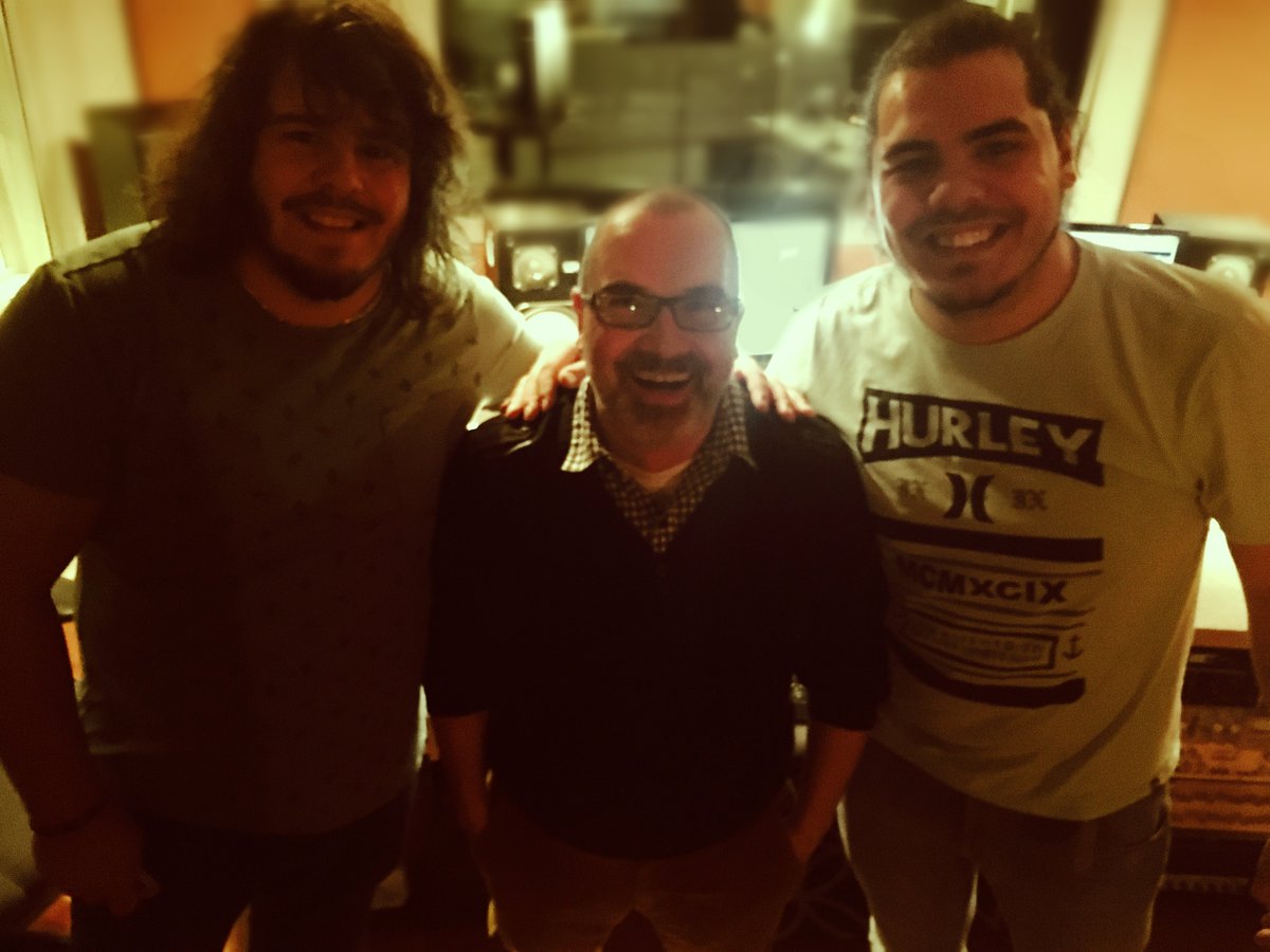 ProdUnder's tweet image. En studio aujourd'hui avec 2 Frères ! 
Cependant sur la photo, on peut voir que Steve est plus plutôt avec 
2 GRANDS Frères :p
