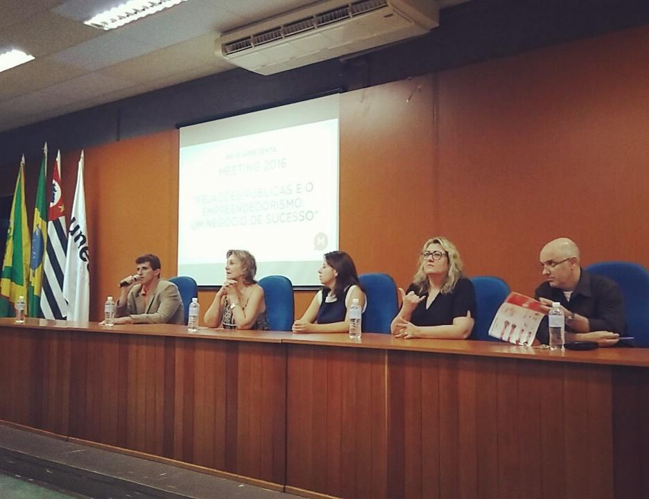 RPjr_'s tweet photo. Com a mesa formada começamos oficialmente o #Meeting2016. https://t.co/QXQXhFWA5P