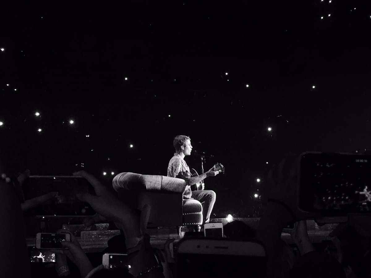 aranmtnez's tweet photo. @justinbieber tonight has been amazing! Blessed 💕 https://t.co/ILm7d9cL4X