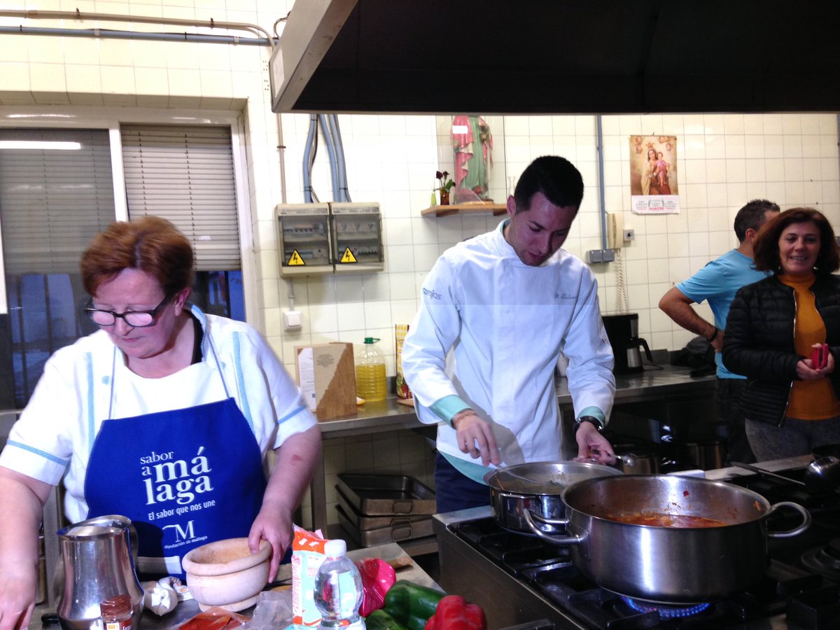 Remealsurdelsur's tweet photo. La Cocina de @AlboradaMalaga llega con sus aromas y sabores de la cocina tradicional  a #sabordelpasado con @ManuBalanzino @SaboraMalaga https://t.co/qFtdTFPhrK