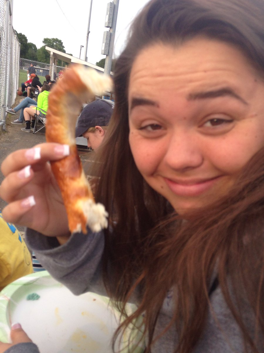 emmakempf_'s tweet photo. Happy bday Brookie g!!!! So excited to see you Friday 💛@spoooklin https://t.co/3QhSJDb6uq