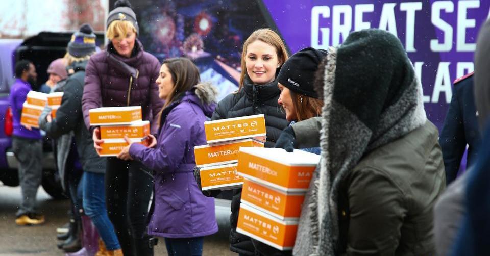 The #Vikings and <a href="/MATTER_ngo/">MATTER</a> packed over 1,500 boxes of non-perishable food to be distributed in the Twin Cities.

mnvkn.gs/89pPdD