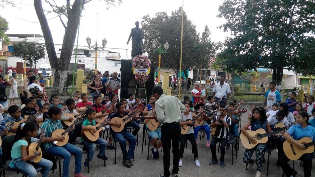nucleosombrero's tweet photo. Celebrando el dia del musico en la plaza Bolivar..@sistemaguarico @antoly11 https://t.co/eAMYuQEiDU