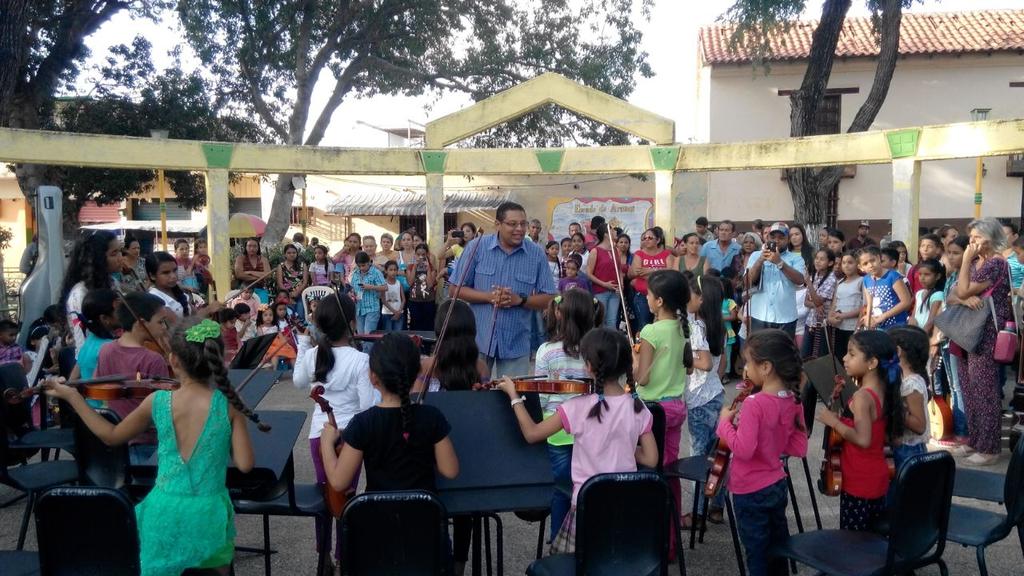 nucleosombrero's tweet photo. Celebrando el dia del musico en la plaza Bolivar..@sistemaguarico @antoly11 https://t.co/eAMYuQEiDU