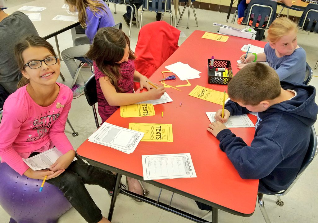 missmeganrenne's tweet image. &quot;Texting&quot; people and things we&apos;re thankful for! 😊 #Thanksgivingwriting #elementarywriting #washingtonsps5