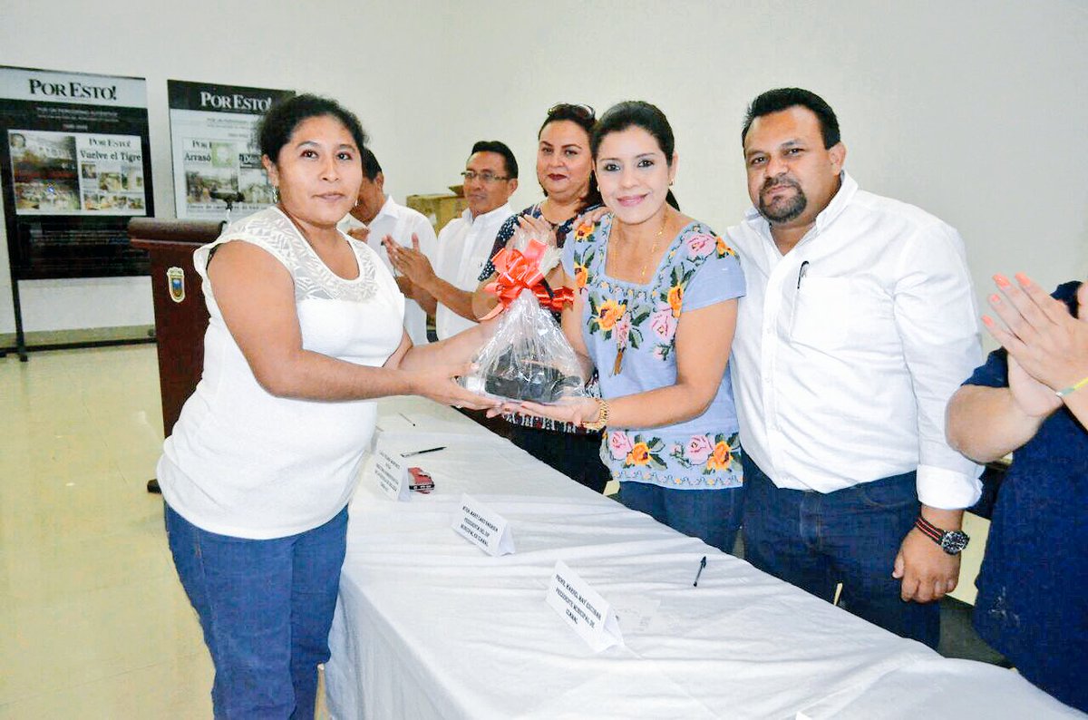 WarnelMayE's tweet photo. 100 mujeres de 5 municipios de la región recibirán cursos gratuitos de #CultoraDeBelleza #Construyendo #AutoEmpleo #ICATEY @eligamboasolis https://t.co/e6aVtlKOuH