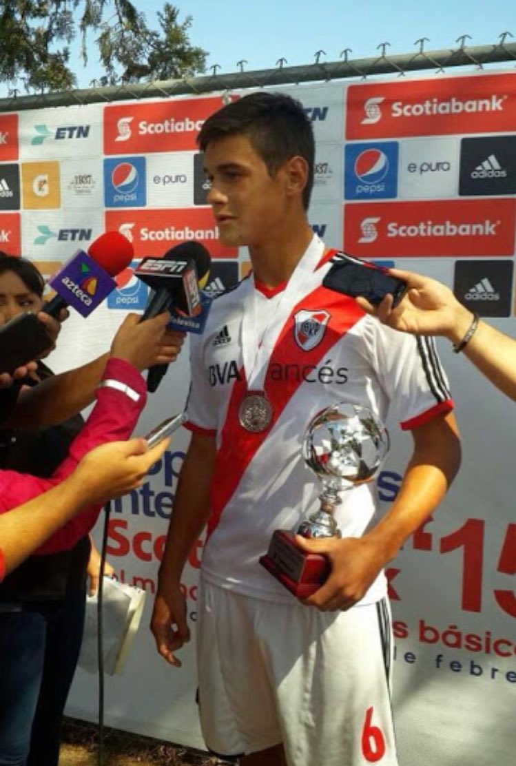 DiegoSole1901's tweet photo. Algo más de @ChinoMartinez96 Premio al mejor jugador del torneo. #CopaChivas2015 ✌️️ https://t.co/ZWzKuCmGL0