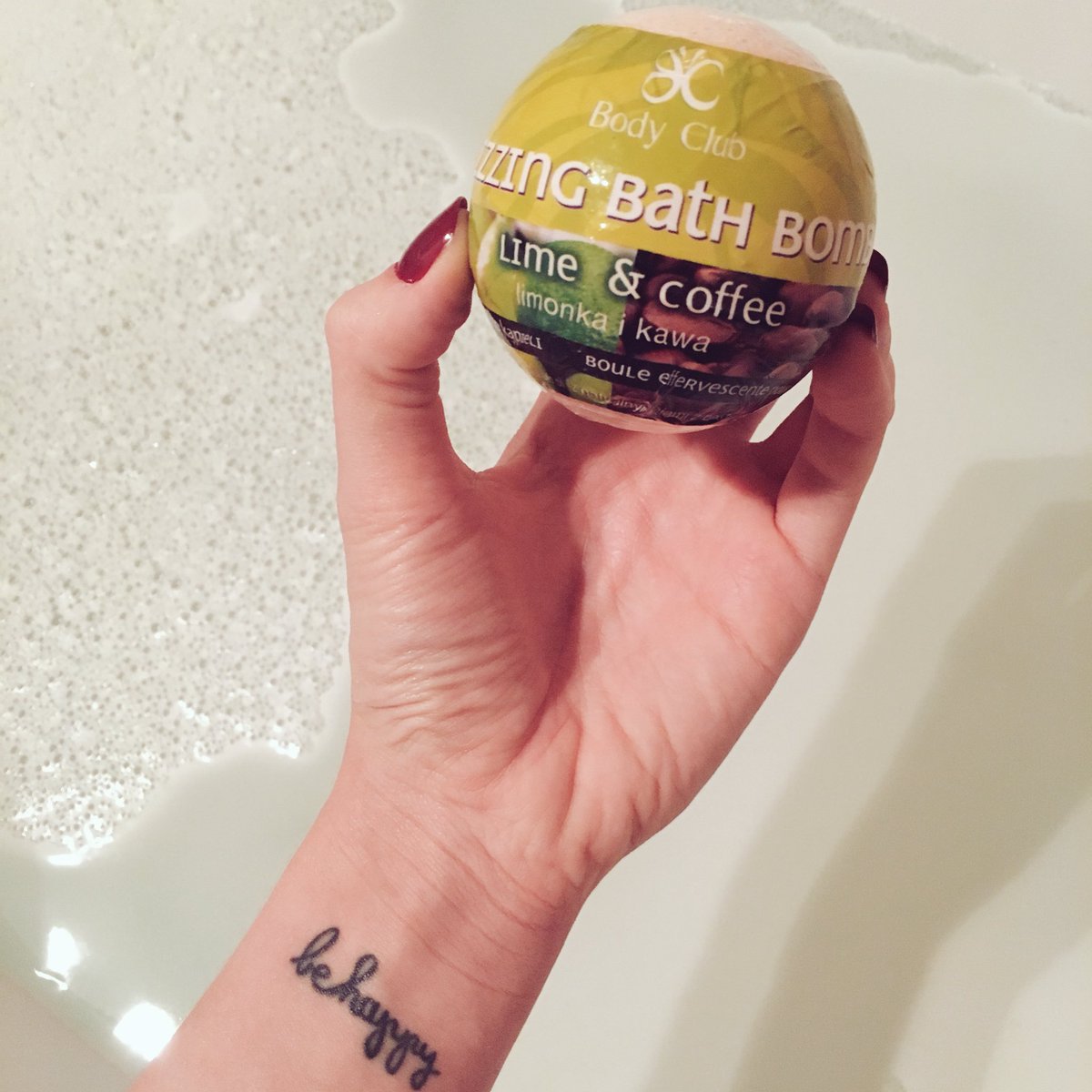 tutajmagda's tweet photo. Czas na kąpiel, a potem do montażu vloga 🛀🏼 #niemamnie https://t.co/eFpxCNECW6