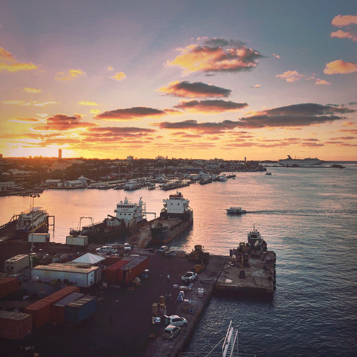 AlecLister's tweet photo. Evening run in Nassau harbor :) https://t.co/adXgSZHGRh