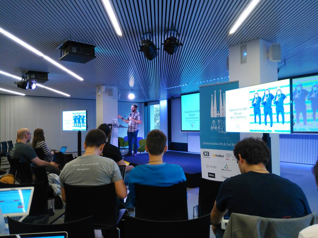 apidaysMedit's tweet photo. Now with @jharmn from @typeform, and his GIFs, Operational API design anti-patterns #APIdays #APIdaysBCN #APIsyBots https://t.co/kBdrnKjqQR