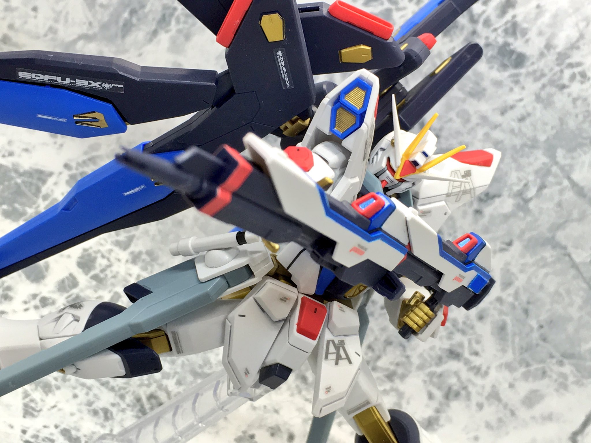 Pulukogiフレーム改 Hgce ストライクフリーダムガンダム完成しました 金の部分塗装を中心にシール部分の塗装とコートのみの簡単仕上げになっています 旧hgとは大きく変わってよく動いてポーズがキチッと決まるのでたまりませんね ガンプラの画像貼ると