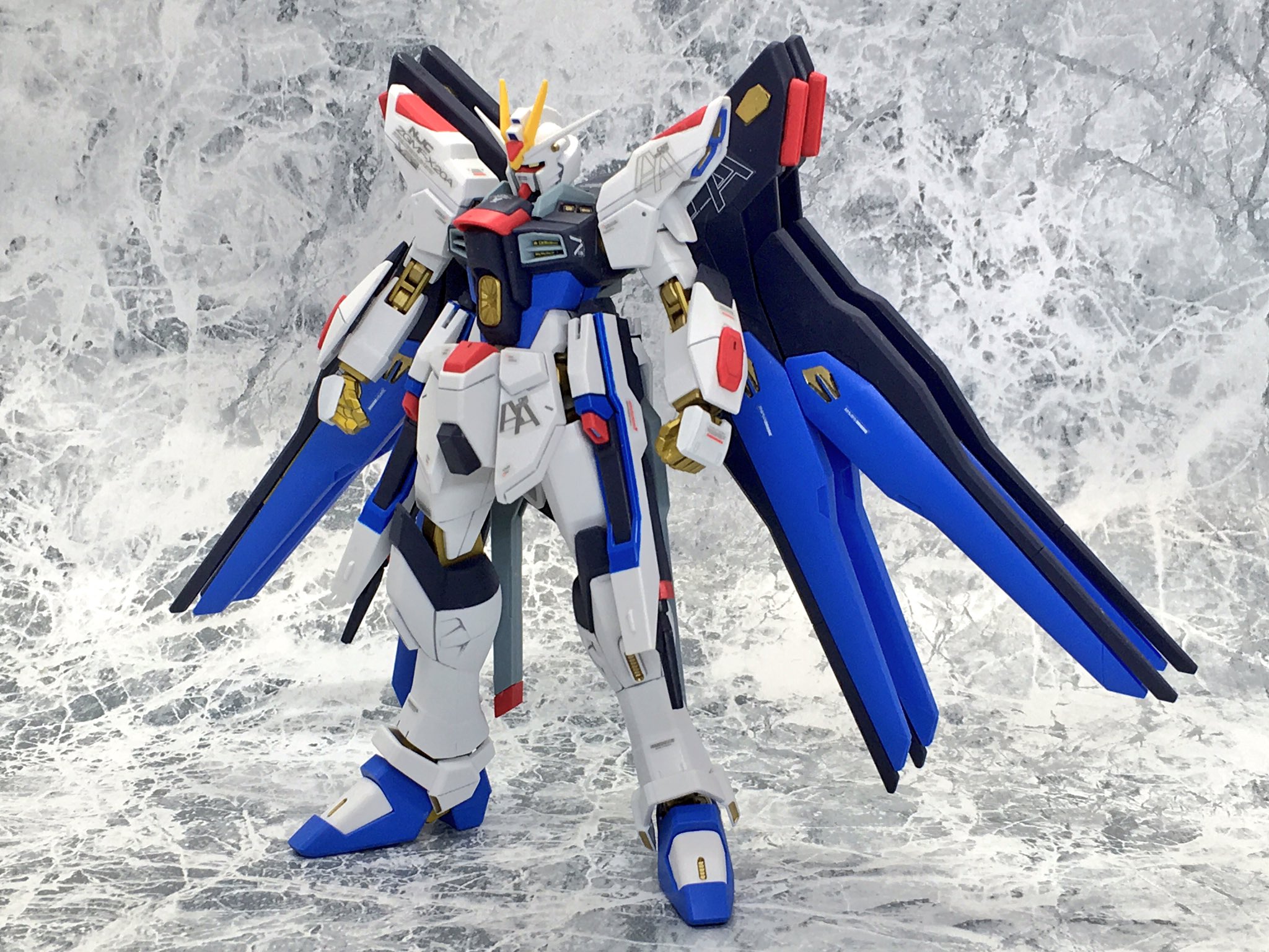 Pulukogiフレーム改 Hgce ストライクフリーダムガンダム完成しました 金の部分塗装を中心にシール部分の塗装とコートのみの簡単仕上げになっています 旧hgとは大きく変わってよく動いてポーズがキチッと決まるのでたまりませんね ガンプラの画像貼ると
