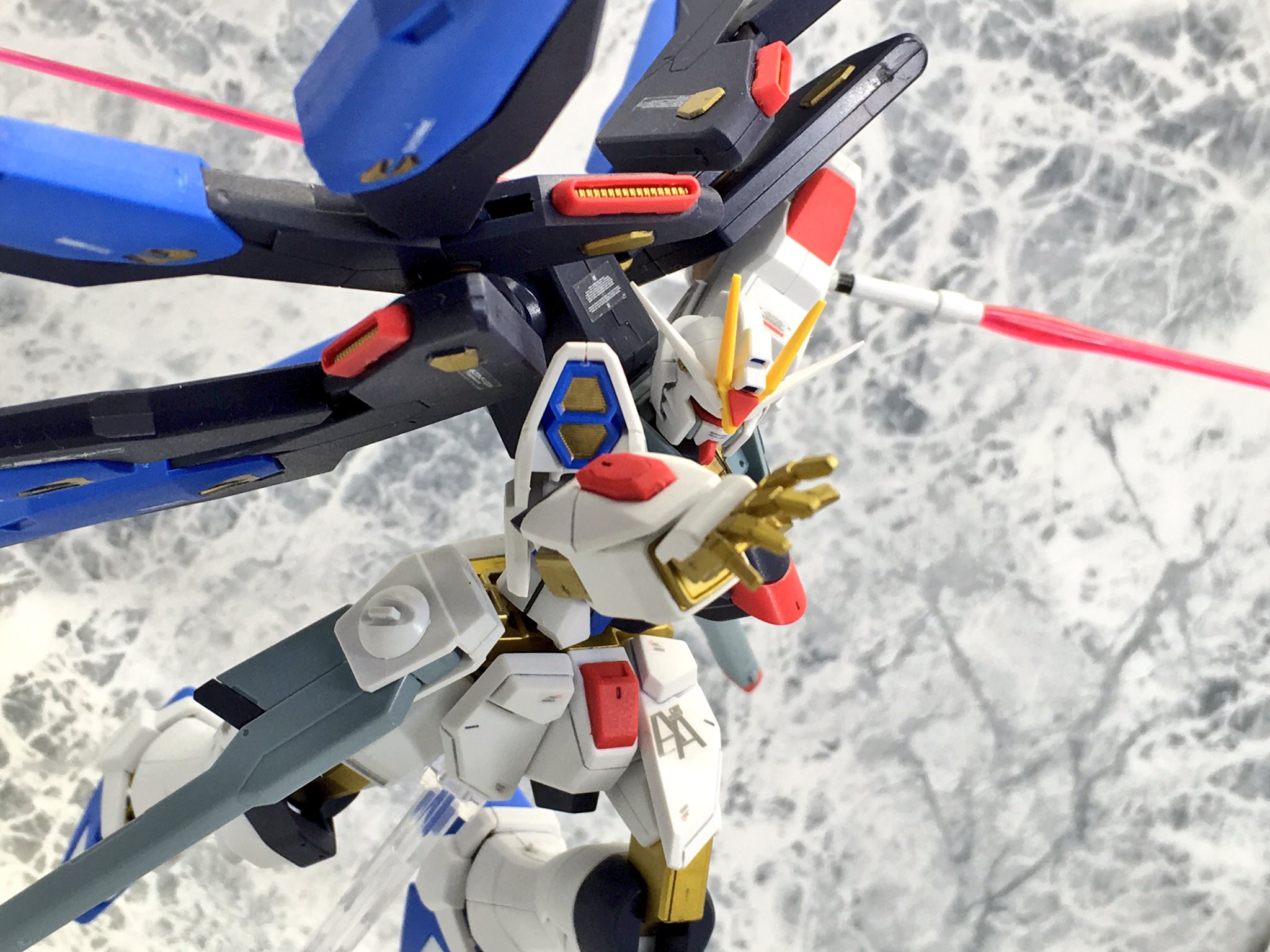 Pulukogiフレーム改 Hgce ストライクフリーダムガンダム完成しました 金の部分塗装を中心にシール部分の塗装とコートのみの簡単仕上げになっています 旧hgとは大きく変わってよく動いてポーズがキチッと決まるのでたまりませんね ガンプラの画像貼ると