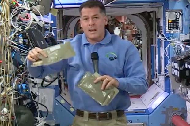 SPACEdotcom's tweet photo. Here's what #Astronauts eat on the @Space_Station this #Thanksgiving  https://t.co/JoXri7s9xZ https://t.co/R55kuSq2uG