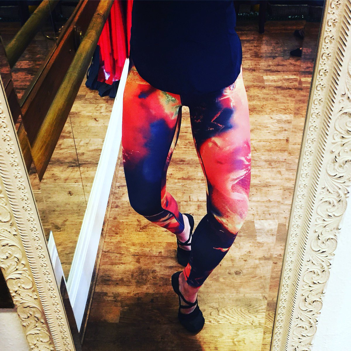 Bodyofadancer's tweet photo. Roses are red, violets are blue, your thighs are on fire , you must do barre too...
#barreeveryday #barreworks #strongbodystrongmind https://t.co/ygTzZjU93Q