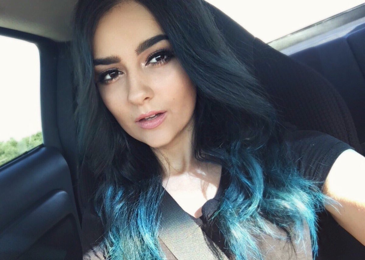 Violets are blue, 
my hair is too. 🌹