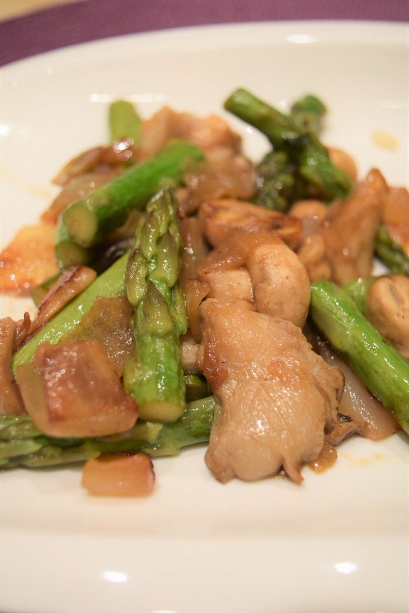 Sweet wine, asparagus and mushrooms (with broccoli in a miso ginger sauce)… sweetlesswheatless.com/2016/11/sweet-…