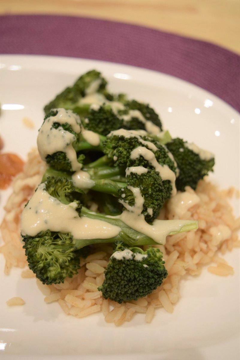 Steamed broccoli with a miso, ginger, and tahini sauce wp.me/p3JEaE-o1 sweetlesswheatless.com/2016/11/steame…