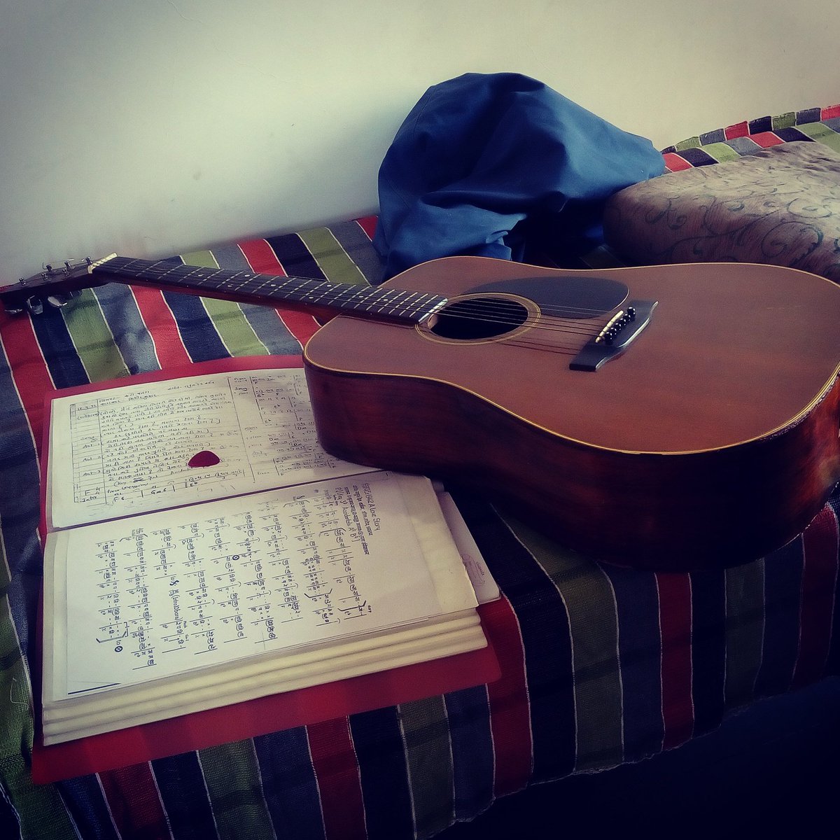 ashish_bait's tweet photo. #guitar #EkAjnabiHaseenaSe #photography #morning #gm #notation #staffnotation #acoustic #love #lovesong #oldisgold #fashion #lights #guitar https://t.co/DBNWh0usEr
