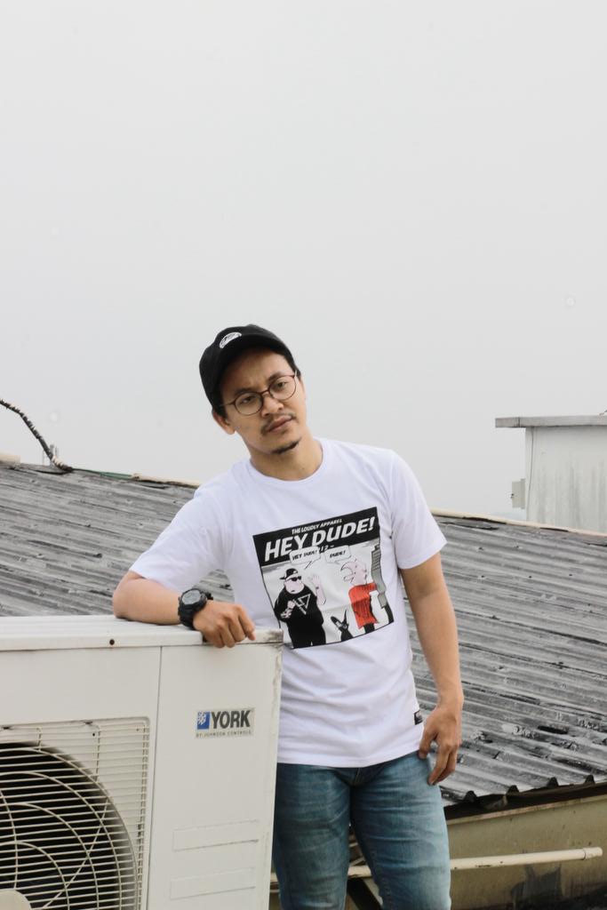 "COMIC" White | Available size S M L | IDR. 120K | Order SMS/WA 081284379262