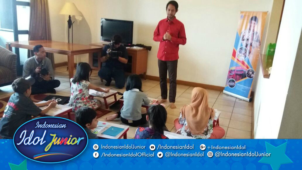 BritneyIdolJr's tweet photo. Sebelum latihan nyanyi, sekarang waktunya belajar dulu hehe #IdolJr2016 https://t.co/z1KHbWiitx