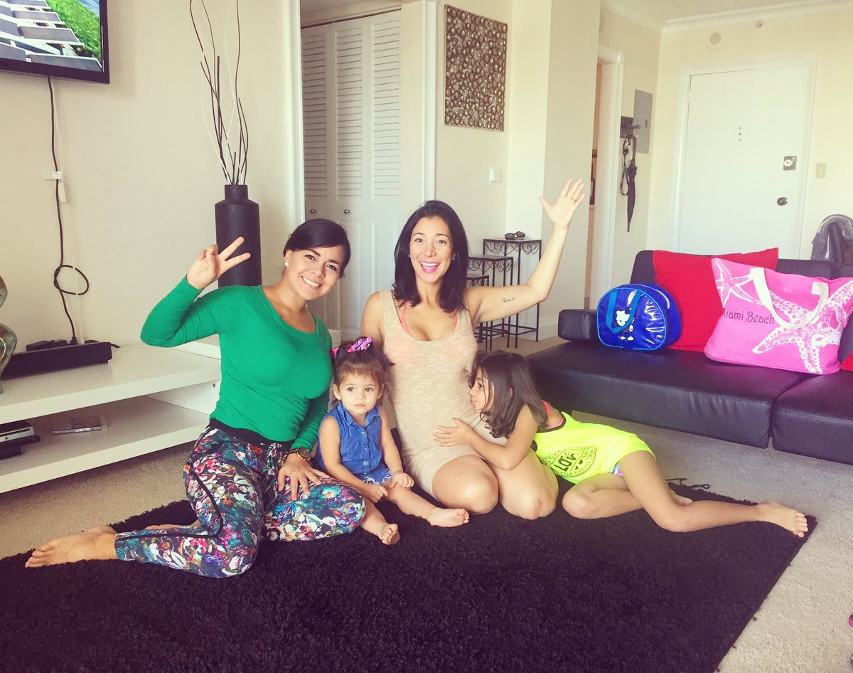 mafermezaec's tweet photo. La última vez q nos vimos fue en Ecuador y solteras ahora nos volvemos a encontrar con nuestras princesas👶😇❤️ https://t.co/Xk82hn095a