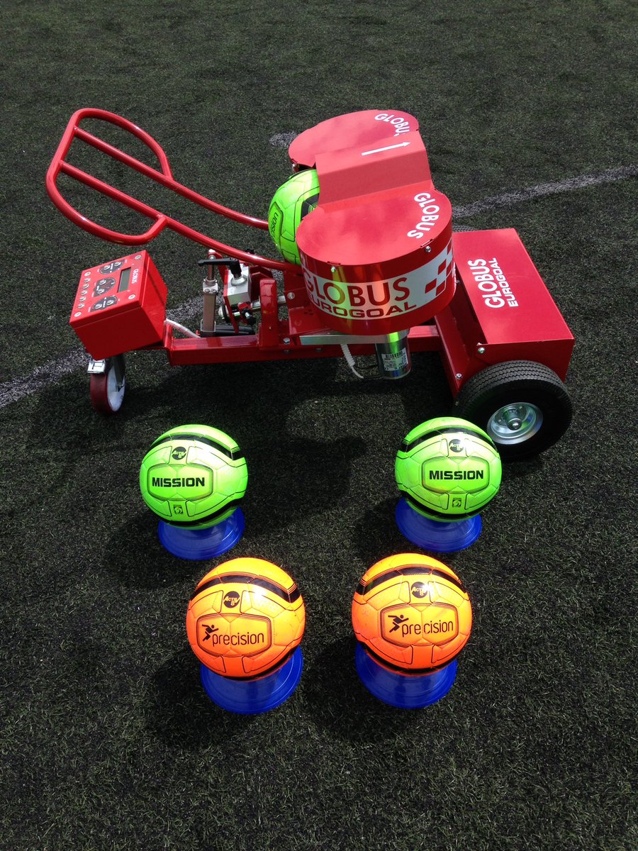 robtoptouch's tweet photo. Excellent for kids Christmas football parties £20 per hour all footballs and F.A qualified operator Supplied Great fun plz retweet #⚽️⚽️🎉🎉 https://t.co/unRZRYSUJE