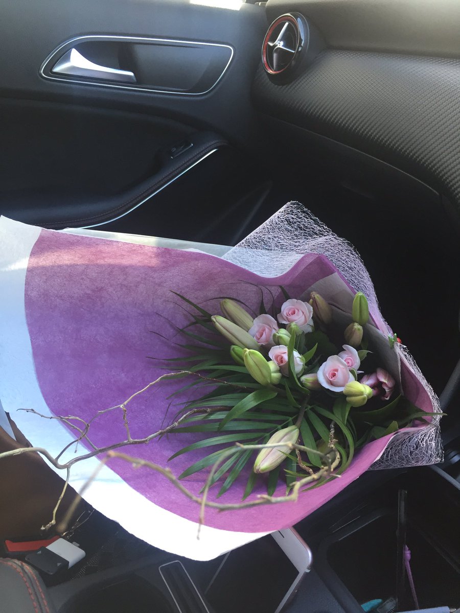 itsabelslife's tweet photo. At least I've got these flowers while stuck in traffic on #MitchellSt &amp; listening to sirens 🚨 https://t.co/8xg7VgVFj6