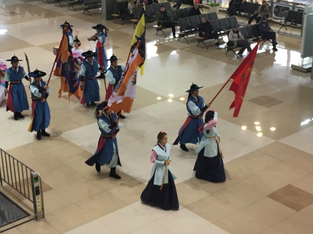 srcharlton's tweet photo. Not something you see all the time at the airport... #gimpo_airport https://t.co/rlHzL262iJ
