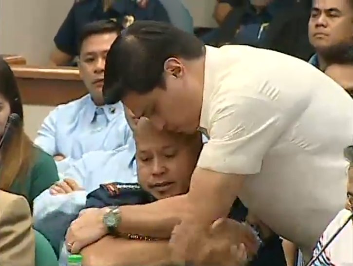 gmanews's tweet photo. Sen. Migz Zubiri comforts PNP Chief Bato Dela Rosa after his question apparently made the top cop emotional.
https://t.co/LarkKn3lbl