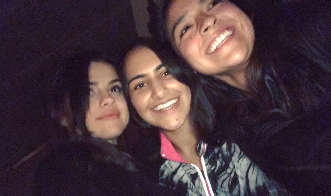 SGNewsSpain's tweet photo. [Nuevas Fotos] Selena con fans ayer en San Rafael, California. https://t.co/9hLRP8ZRLe