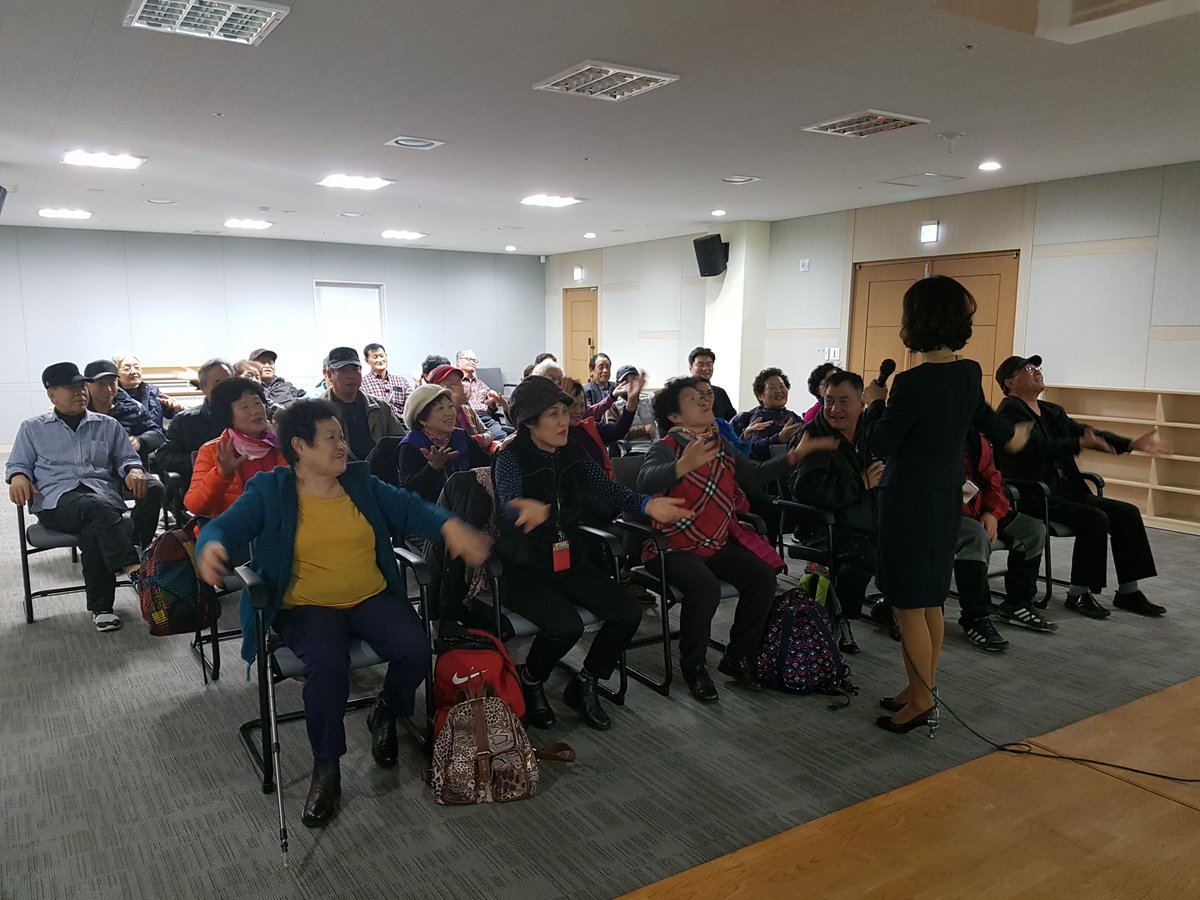 #성남시 11월23일 오늘 수정구보건소 재활운동실회원은 인구보건복지협회 최순자교수님과 함께 성교육, 노년행복만들기에 대한 이야기를 나눠봤습니다. "나는 멋져!! 왜?"라는 질문에 다들 당당히 멋진이유를 큰소리로 말하며 교육을 마쳤답니다