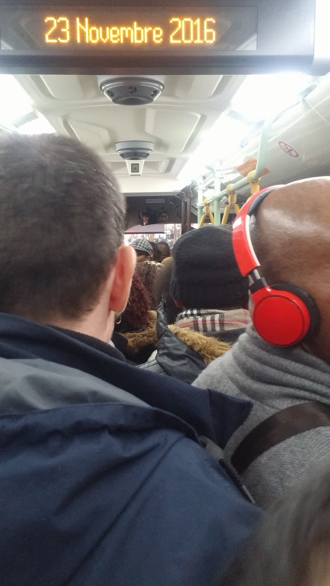 oussbox's tweet photo. @T3a_RATP @iledefrance faudrait + de bus de substitution...on se croirait ds la boite de haricots #Cassegrain distribuée par @DirectMatin !! https://t.co/aOEuyBmTga