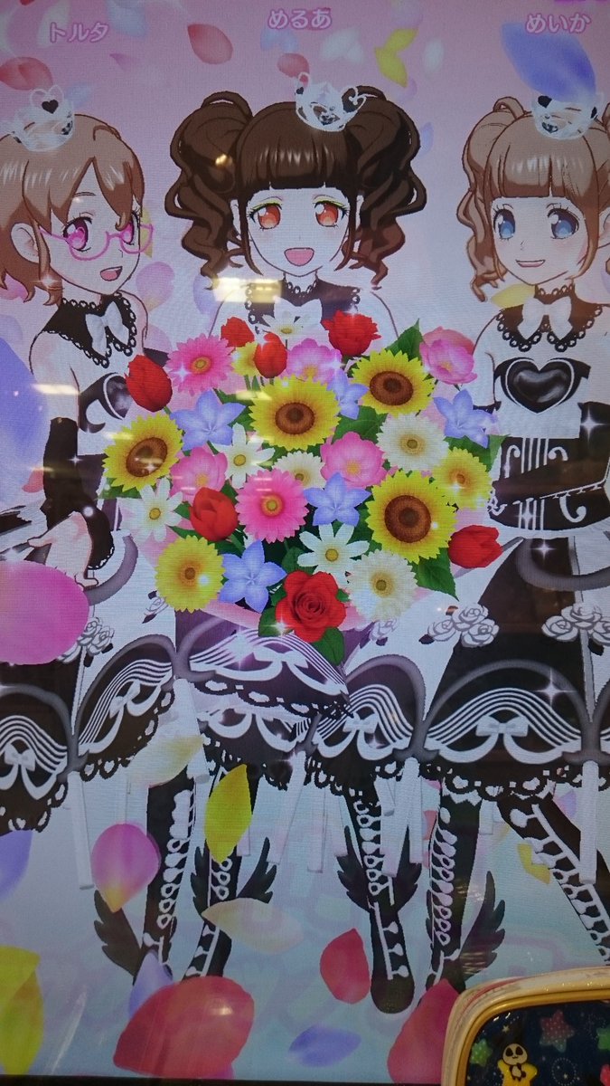 Mellmiy's tweet photo. はーい！私出演組のめいかがるちあの写真を選定したよ！
うまく撮れてたのはこの3枚！メイキングドラマの花束きれいでしょ？
#あいらぶ_コレクション 

(めいか) https://t.co/Y5PHRcmeU8