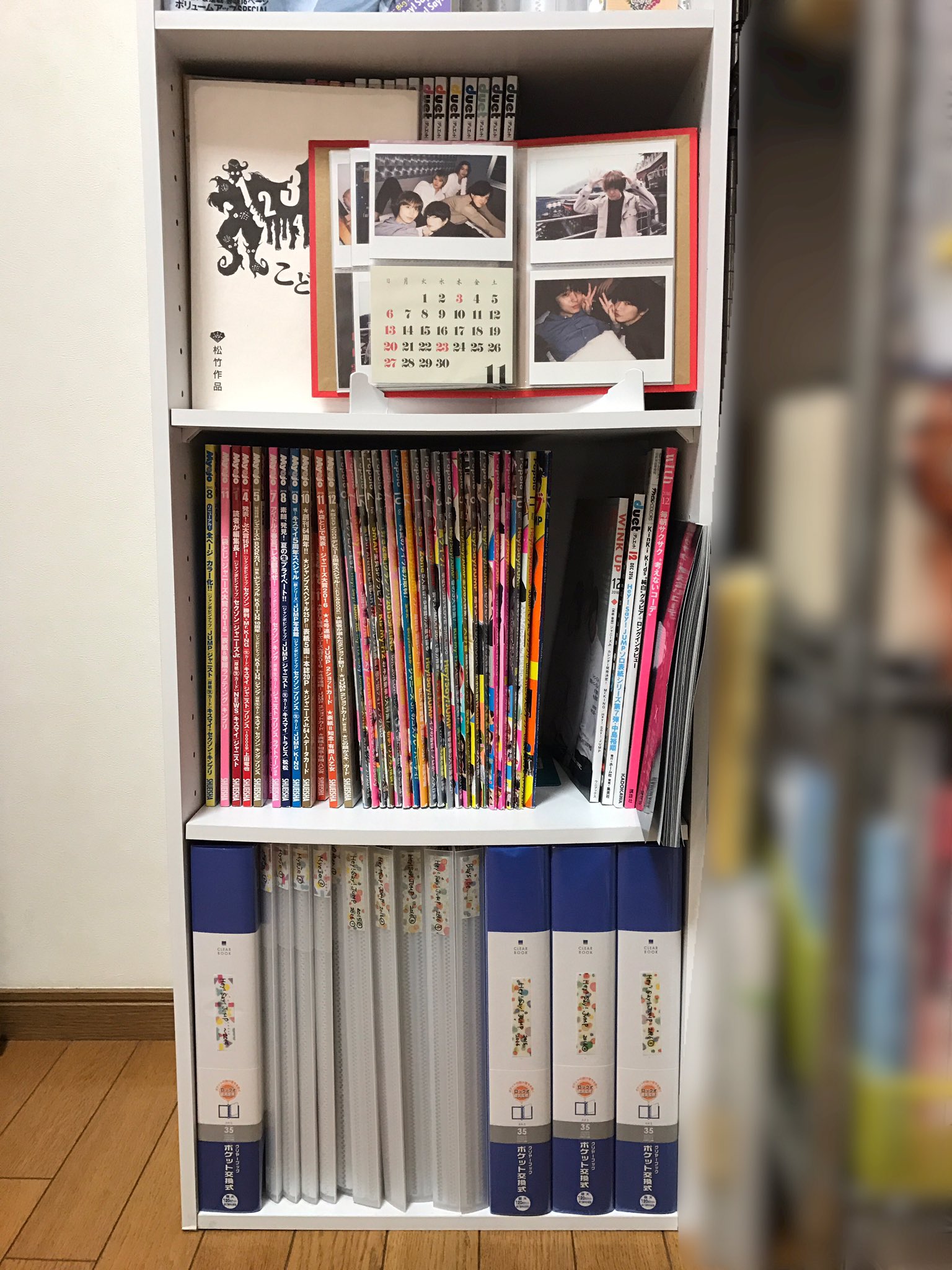 Chiro 主にjump関連は ニトリで購入した６段カラーボックスに収納 公式写真は無印一択 テレビ誌等通常サイズはリングファイル ファッション誌など大きめサイズは無印のa4ワイド 面倒なので雑誌名などのメモはなし 1番上のboxにはダビングした