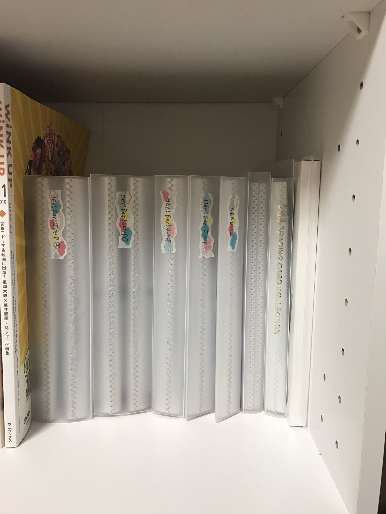 Chiro 主にjump関連は ニトリで購入した６段カラーボックスに収納 公式写真は無印一択 テレビ誌等通常サイズはリングファイル ファッション誌など大きめサイズは無印のa4ワイド 面倒なので雑誌名などのメモはなし 1