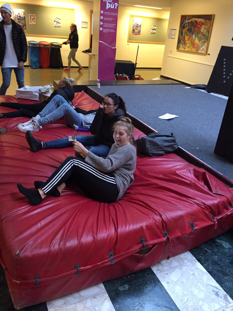 Kiddi húsvörður vill að ég hendi dýnunni af marmaranum í dag. RT ef þú vilt hafa hana hér yfir prófin!! Sýnum stuðning :D