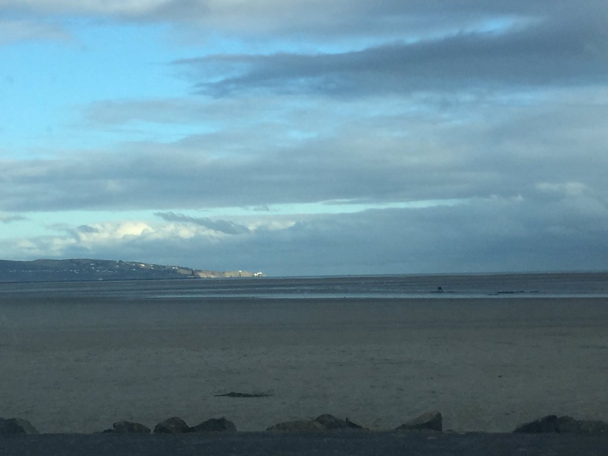LClinton87's tweet photo. Taking in the beautiful view on the way to a meeting #StrandRd #Dublin #WrapUp 🌬🌊 https://t.co/iC5bVJzve4