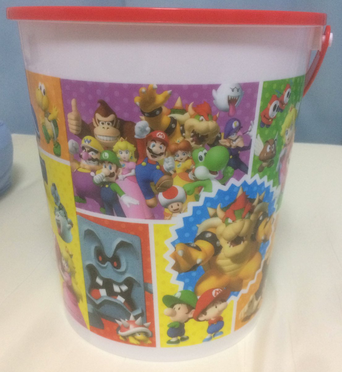 ロジー マリオファン No Twitter 今年のスーパーマリオのお菓子詰め合わせ バケツがとてもカラフル