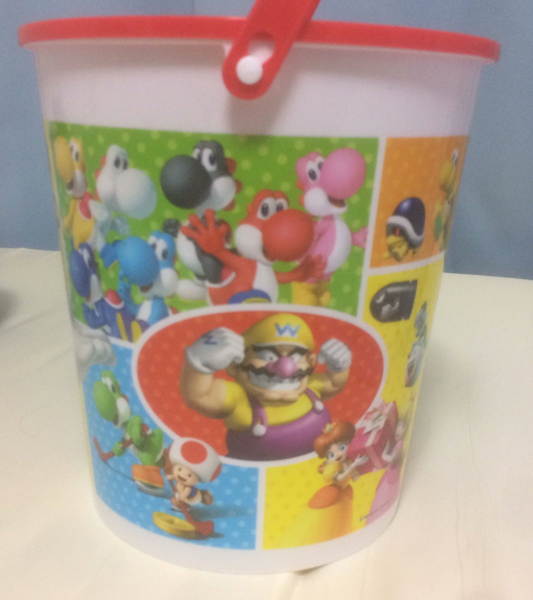 ロジー マリオファン No Twitter 今年のスーパーマリオのお菓子詰め合わせ バケツがとてもカラフル