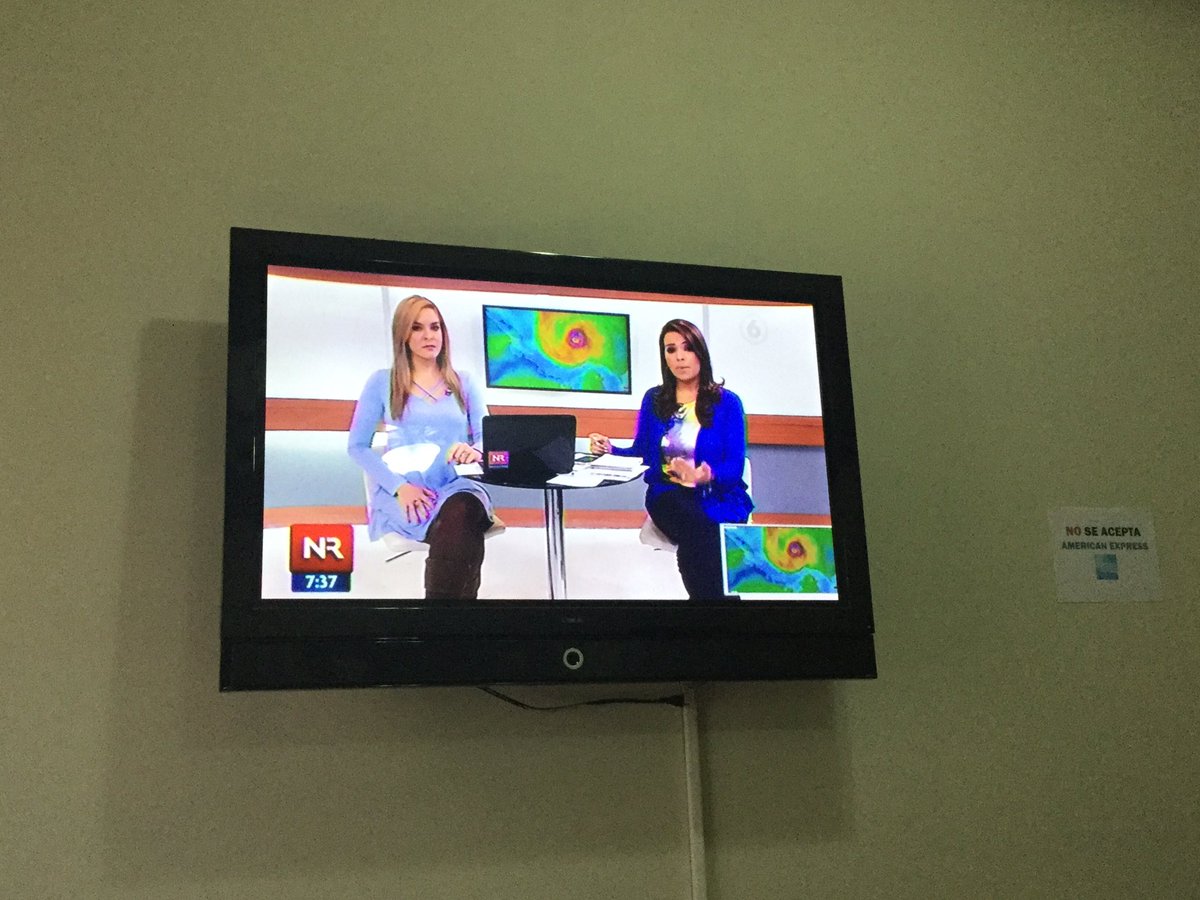 LucaLombroso's tweet photo. qui a san Josè tutto tranquillo ma attenzione della TV e puntuali aggiornamenti da @IMNCR @CNECostaRica sul l'uragano #otto https://t.co/ug259sxmwT
