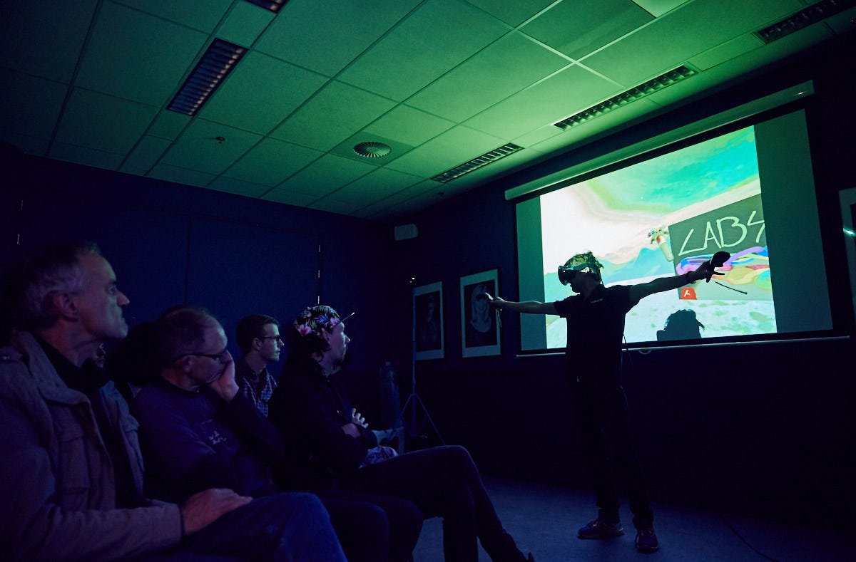 Op de #CreativeMeetup maakten <a href="/lab4242/">LAB4242</a> en <a href="/gijs_molsbergen/">𝔾𝕚𝕛𝕤 𝕄𝕠𝕝𝕤𝕓𝕖𝕣𝕘𝕖𝕟</a> in 3D een eigen wereld in #VirtualReality met PaintLab.