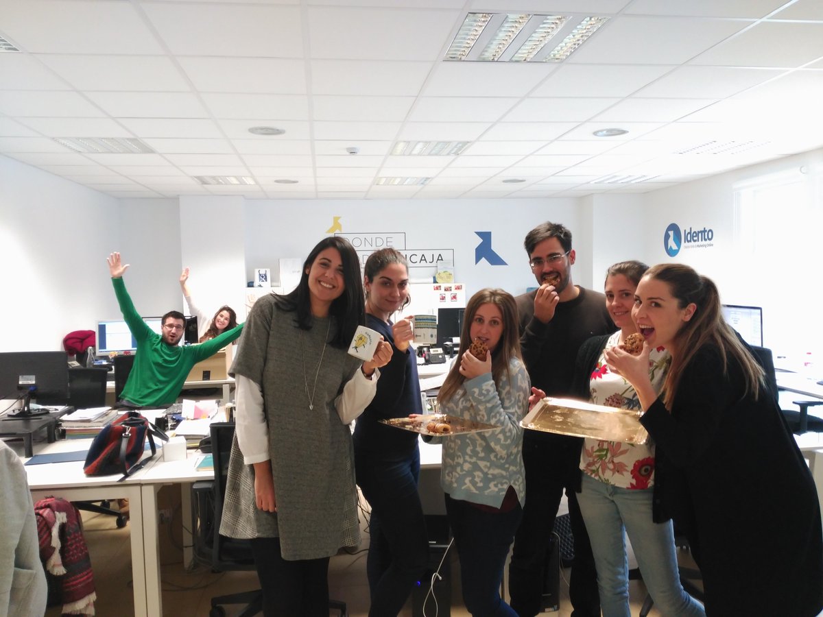 equilaterapubli's tweet photo. Lo que más mola de que cumplan años Equiláteros es poder pre-desayunar, desayunar y post-desayunar gratis. 
¡Felicidades compañeras! https://t.co/86waMsxvpf