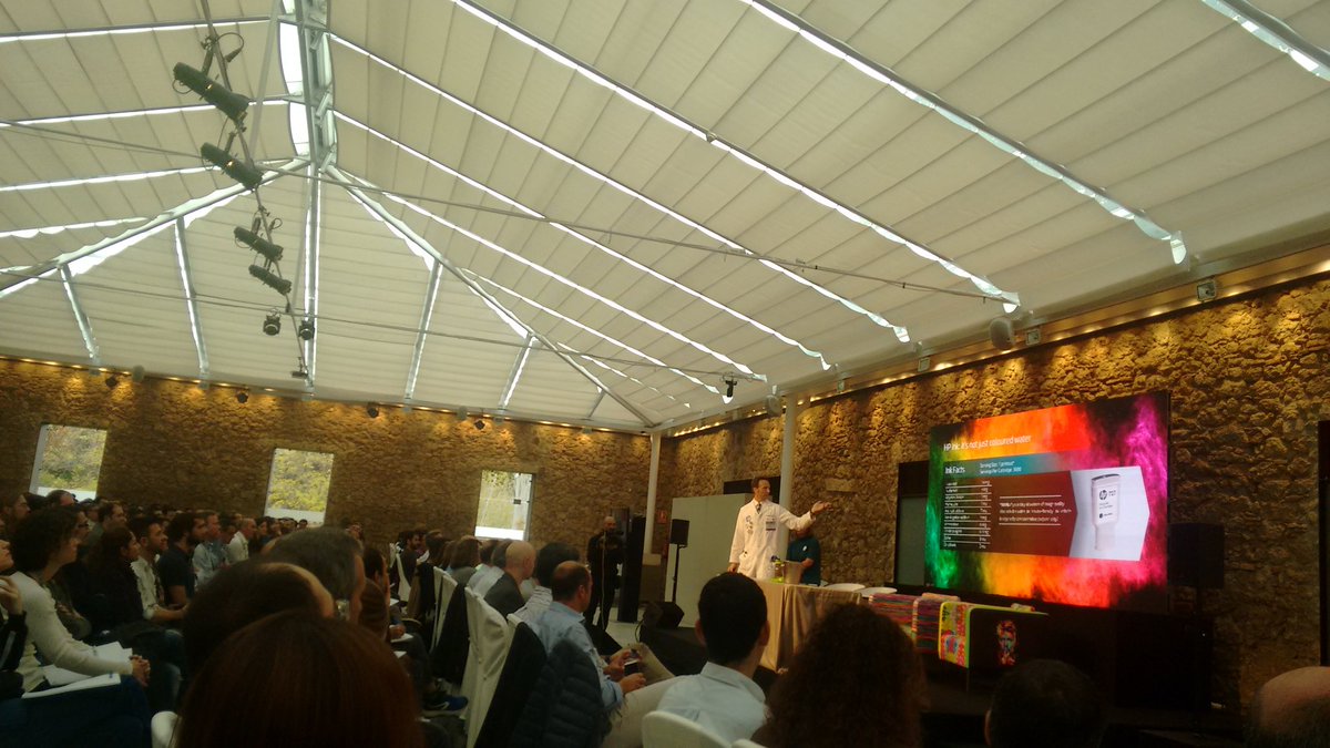 AnaCosP's tweet photo. Attending a great presentation from @PrintWithThom about #hporiginalinks. #inkspiring #hpdesignjet #hplatex https://t.co/z9rTSpn4Yx