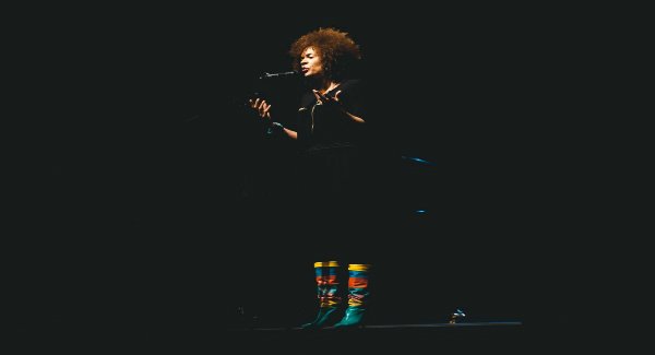 Een vloggende Babs Gons over spoken word, bekijk het hier:
spoken.fm/news/babs-boek…