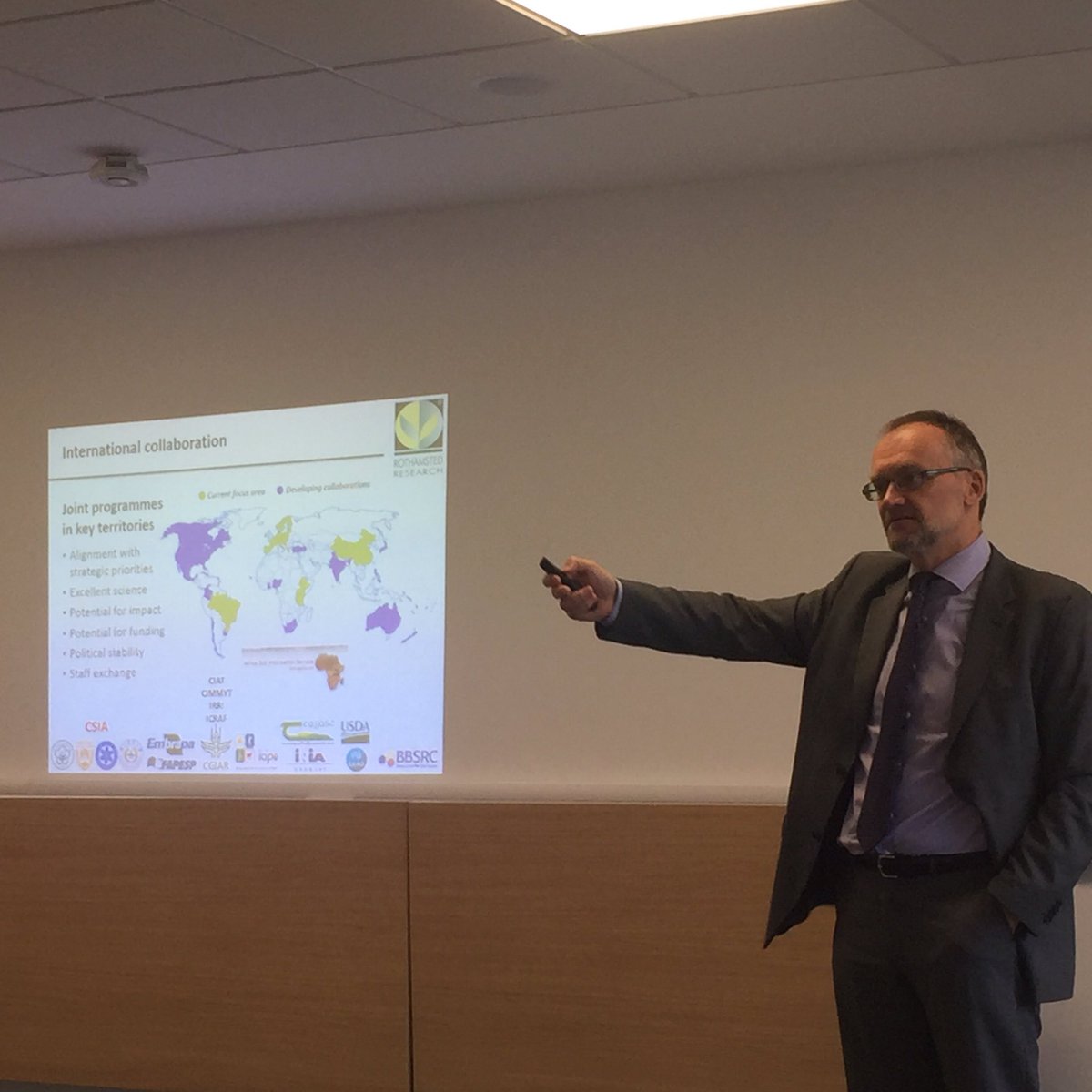 ARGinUK's tweet photo. #ArgUKScience Visita del min. L. Barañao a @Rothamsted. Diálogo c/. Achim Dobermann coop. #PrecisionAgriculture #innovation #bigdata #tech https://t.co/DTc8UqoHbC