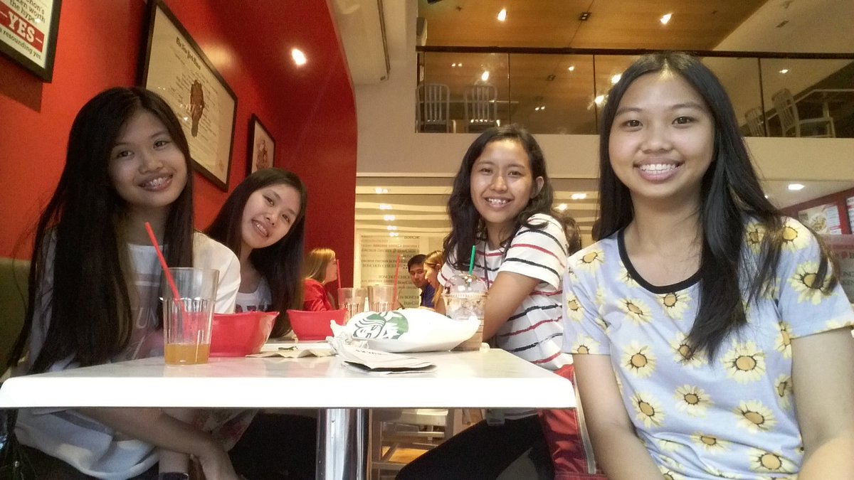 imagiee's tweet photo. Bumili ng costume....
Kumain sa bonchon....
Gumala...
Kala mo hindi busy eh HAHAHAHAHA 😊😊😊 #ForPE https://t.co/X2V29V7kHK