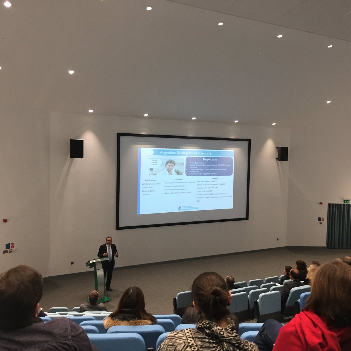 #ArgUKScience #Now Our Science &amp; Tech Minister Lino Barañao debates on "Biotechnology in Arg.: Development &amp; Opportunities" <a href="/Rothamsted/">Rothamsted Research</a>.