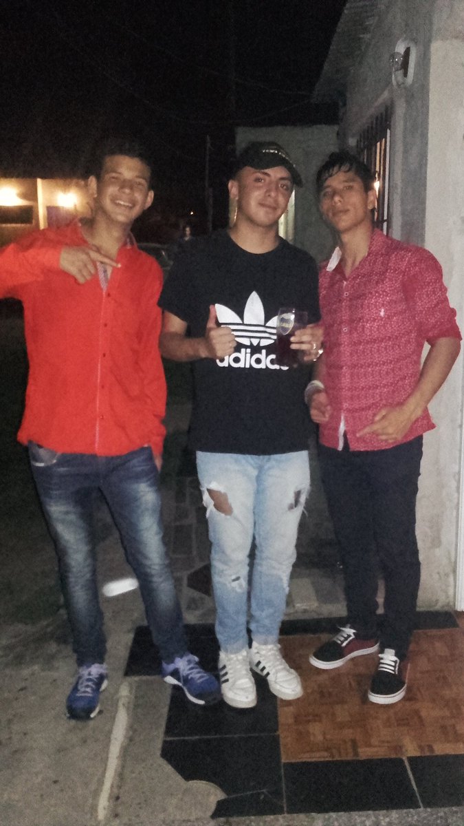 DYjoel9927's tweet photo. Con Los Gurises :$ https://t.co/RSzghkTT1t